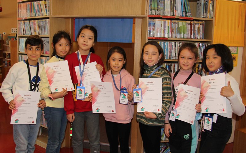 Prüfung bestanden - Bücherei-Scouts erhalten ihre Urkunden