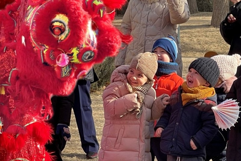 Lustig, laut und rot – Frhlingsfest im Kindergarten